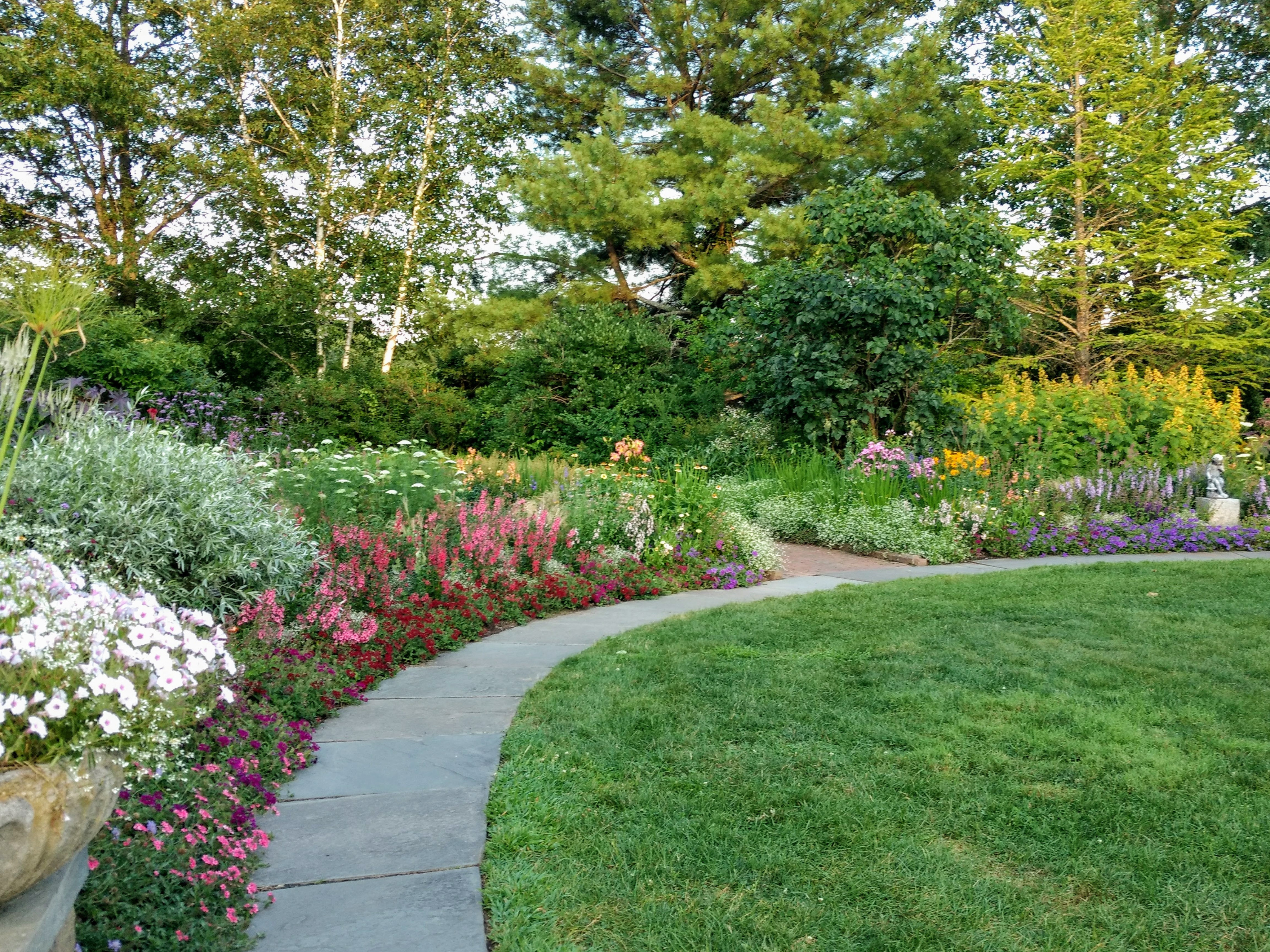 Благоустройство участка частного дома в Краснодаре и Краснодарском крае